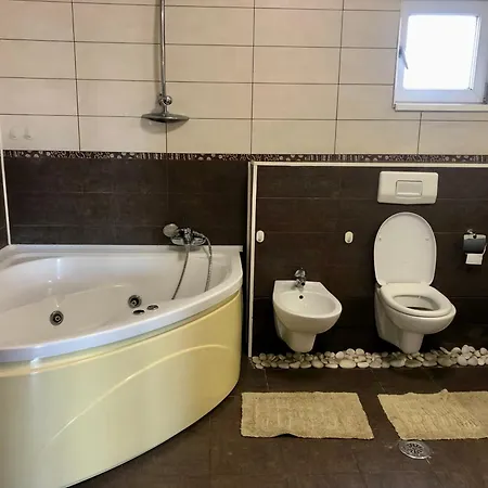 Large Kee Bukurešť